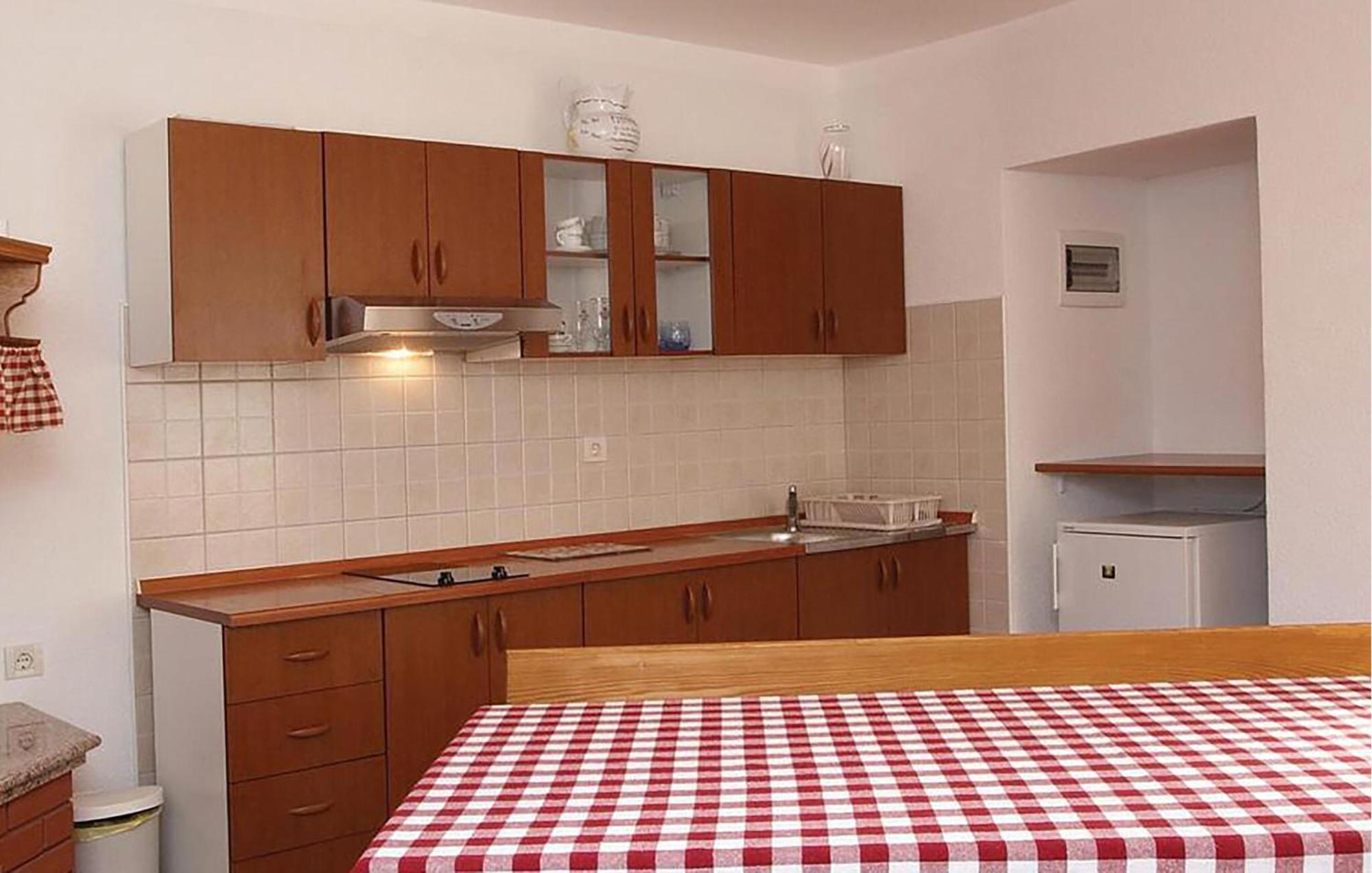 2 Bedroom Awesome Apartment In Plomin Exteriör bild