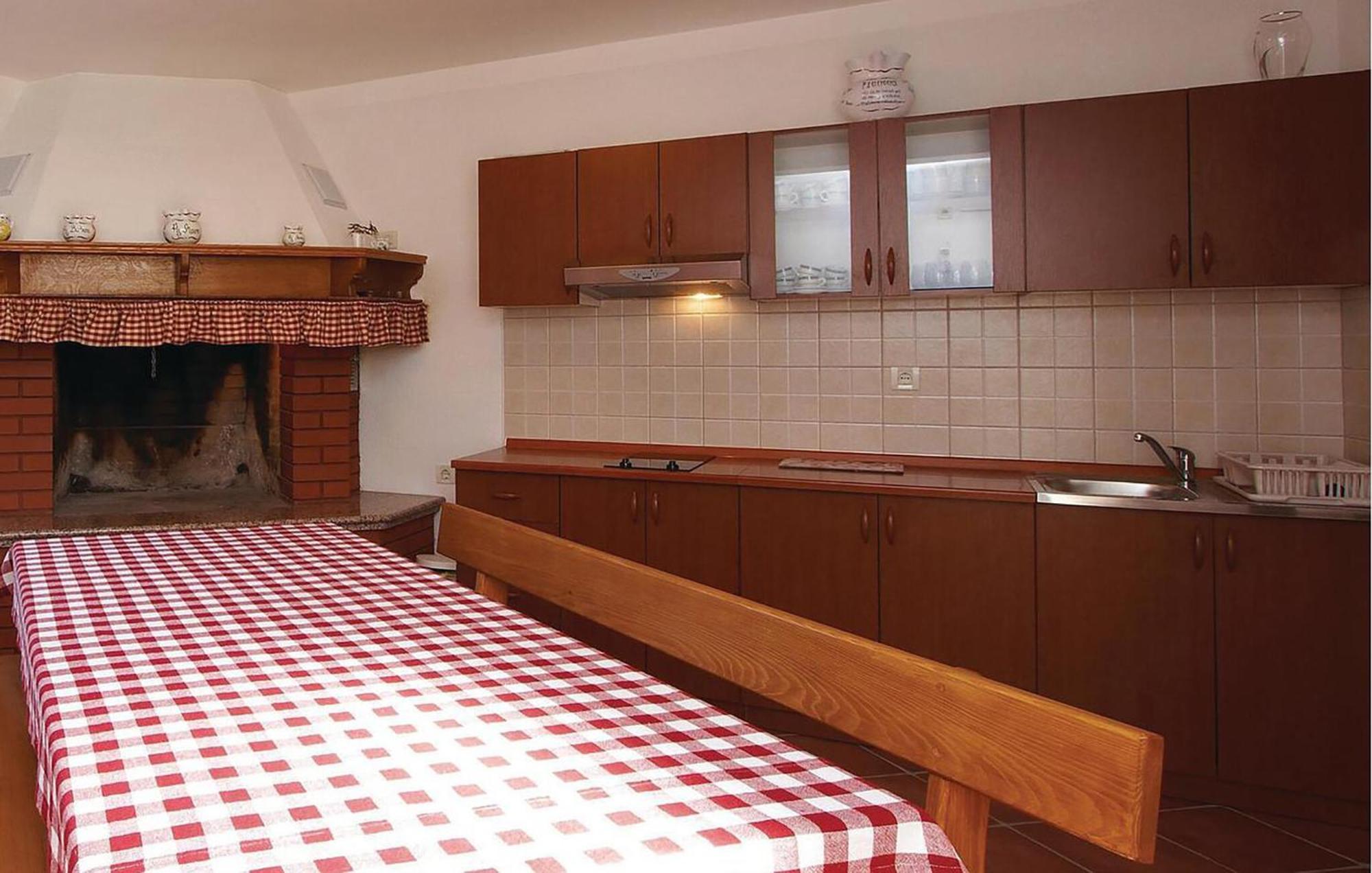 2 Bedroom Awesome Apartment In Plomin Exteriör bild