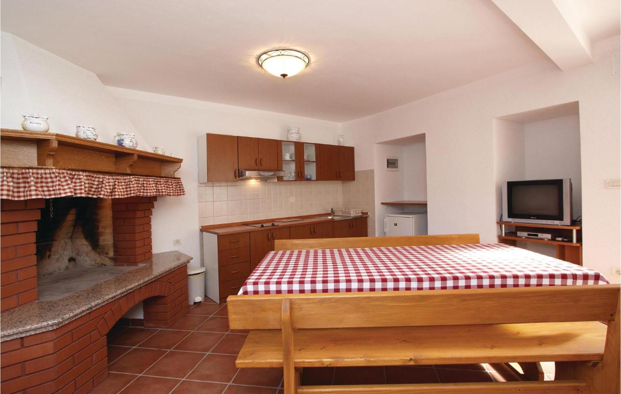2 Bedroom Awesome Apartment In Plomin Exteriör bild